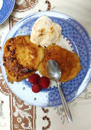Una foto de Torrijas brioche, frambuesas, helado vainilla nueces macadamia