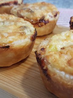 Una foto de Pastelitos de champiñones con jamón serrano