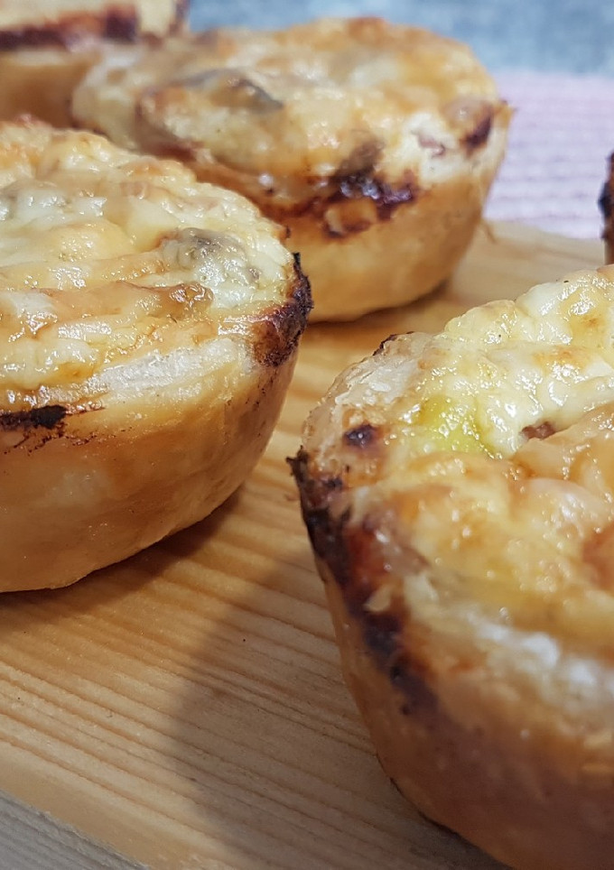 Una foto de Pastelitos de champiñones con jamón serrano