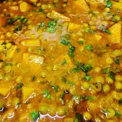 A picture of Alu matar gravy.