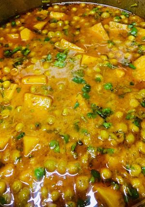 A picture of Alu matar gravy.