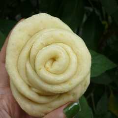 รูปของ Roti kukus ubi kuning bentuk mawar alias pao/bakpao
