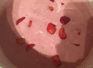 Hideg mentás eperkrémleves eperdarabokkal recept fotója