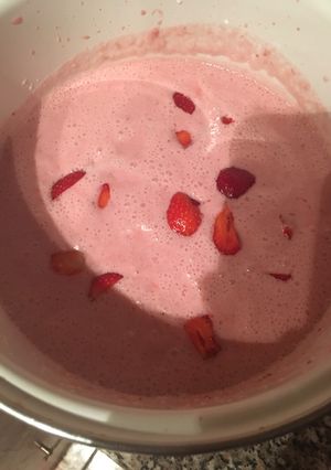 Hideg mentás eperkrémleves eperdarabokkal recept fotója