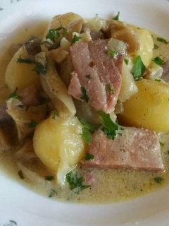 Una foto de Atún encebollado con nata