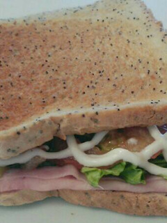 Una foto de Sándwich vegetal con salsa miel mostaza