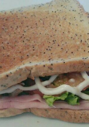Una foto de Sándwich vegetal con salsa miel mostaza