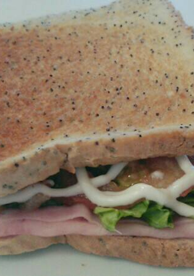 Una foto de Sándwich vegetal con salsa miel mostaza