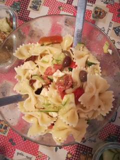 Foto di Pasta fredda con zucchine marinate, pomodori e mozzarella