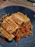 Noodles de arroz con verduras y tortilla