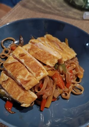 Foto principal de Noodles de arroz con verduras y tortilla