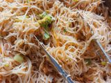 Mihun "Merk Srikaya" goreng dengan cumi