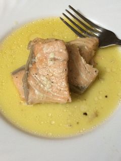 Una foto de Salmón con zumo de naranja