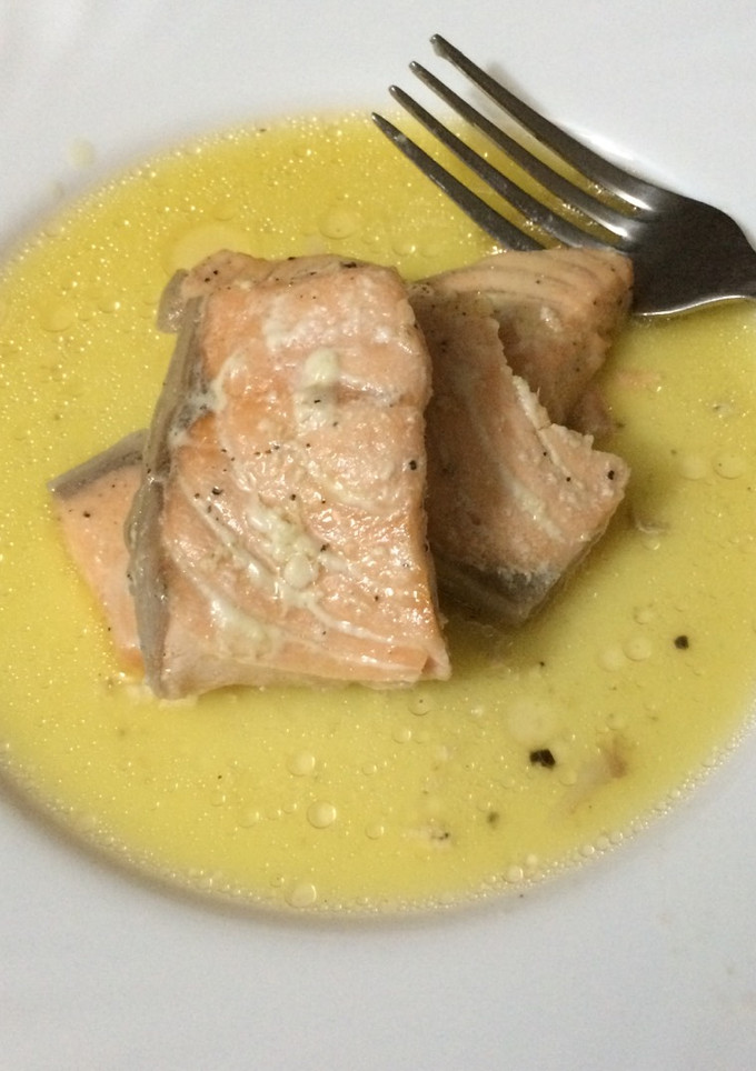 Una foto de Salmón con zumo de naranja