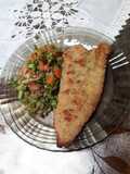 Milanesas de pescado y ensalada fresca