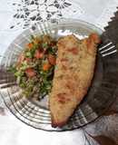 Milanesas de pescado y ensalada fresca