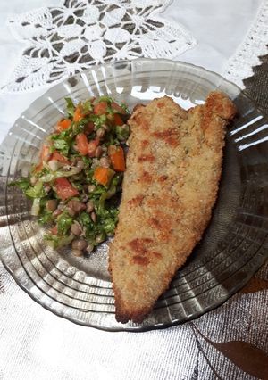 Una foto de Milanesas de pescado y ensalada fresca