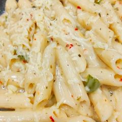 A picture of White Sauce Pasta.