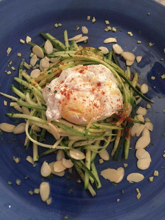 A picture of Uovo in camicia con zucchine.