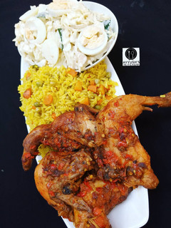 Soyayyiyar shinkafa, kaza mai yaji da hadin koslo/(coleslaw) ainihin hoton girkin