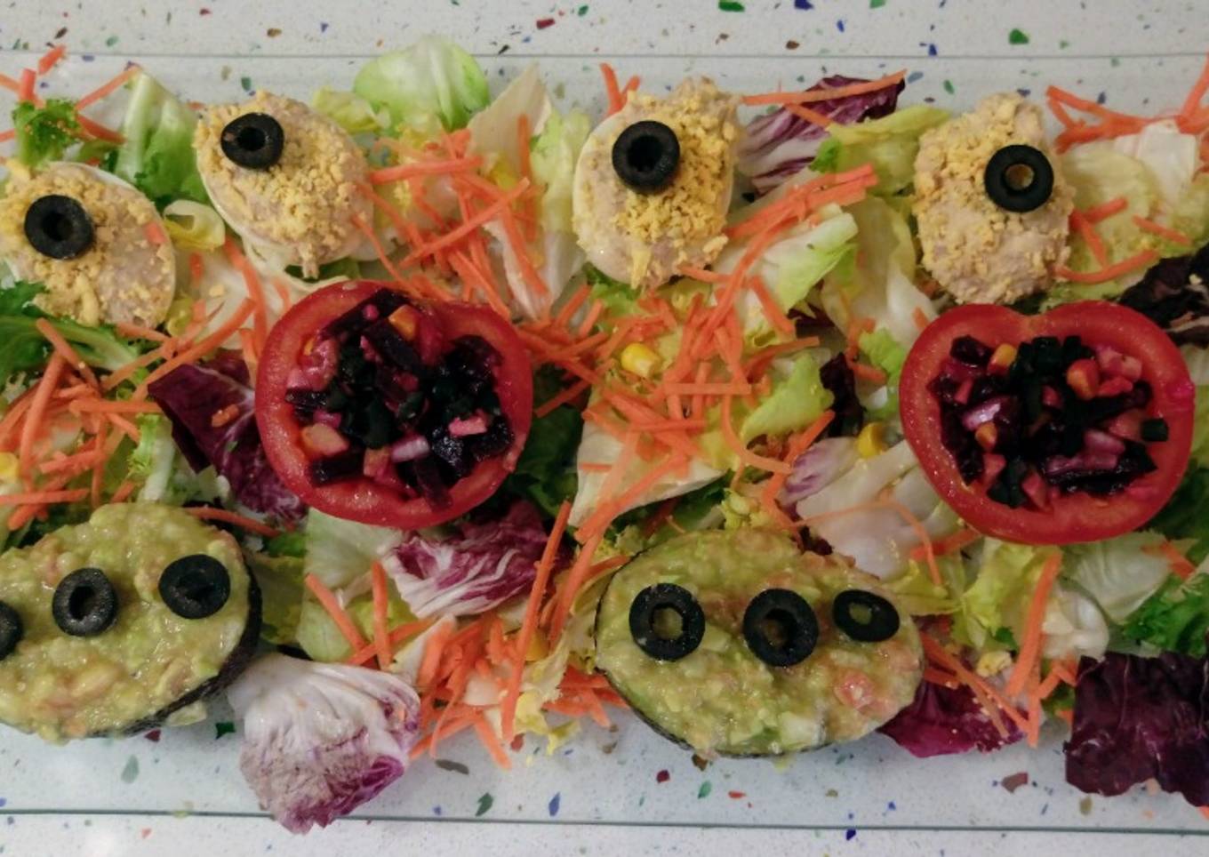 Ensalada de aguacates, tomates y huevos rellenos