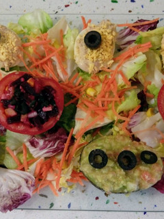 Una foto de Ensalada de aguacates, tomates y huevos rellenos