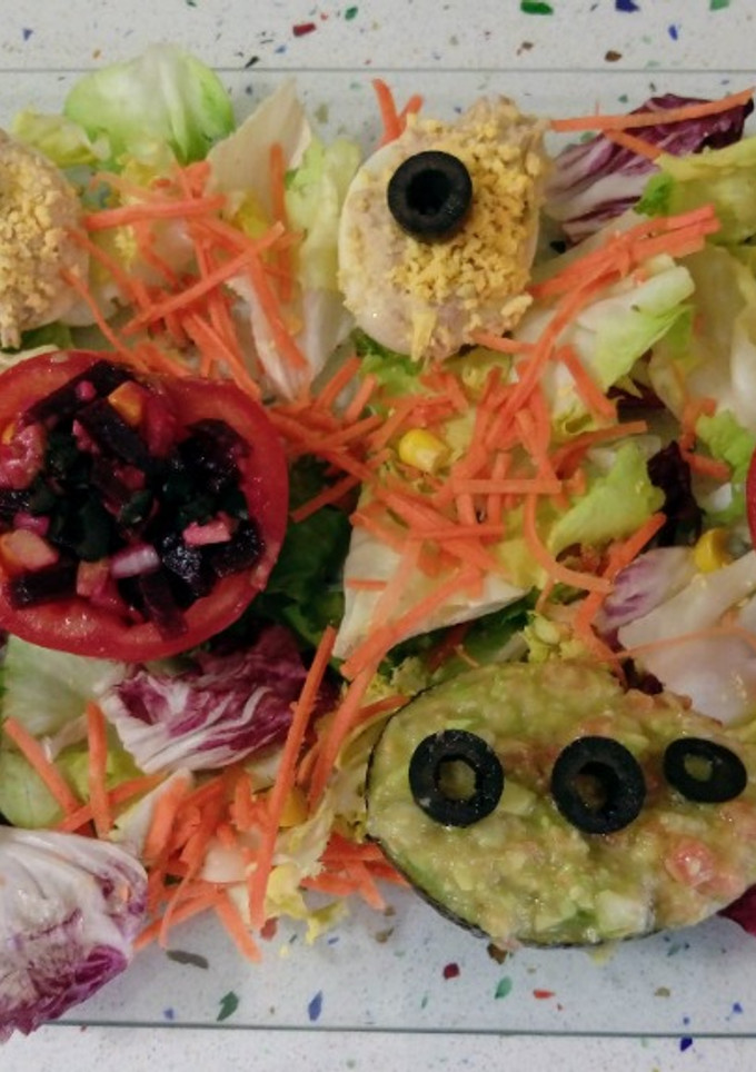 Una foto de Ensalada de aguacates, tomates y huevos rellenos