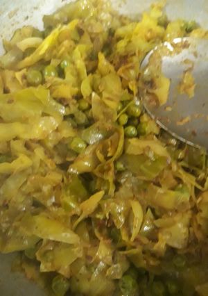 A picture of Sabzi of cauliflower and peas.