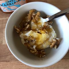 A picture of Yoghurt, honey and walnuts.