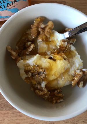 A picture of Yoghurt, honey and walnuts.