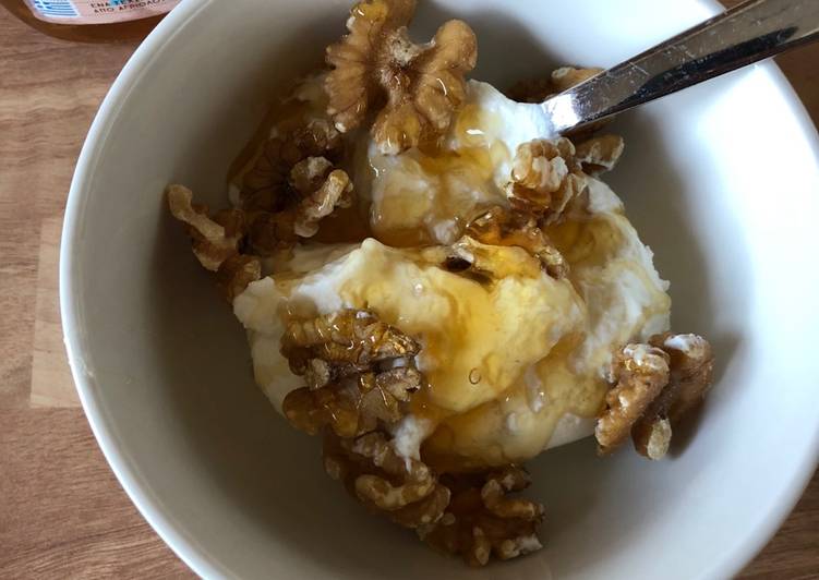 Recipe of Favorite Yoghurt, honey and walnuts