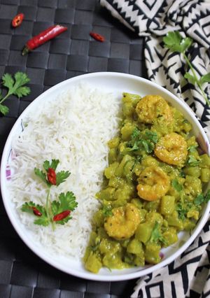 A picture of Lau Shorshe Chingri (Bottle Gourd cooked with Prawns & Mustard Paste).