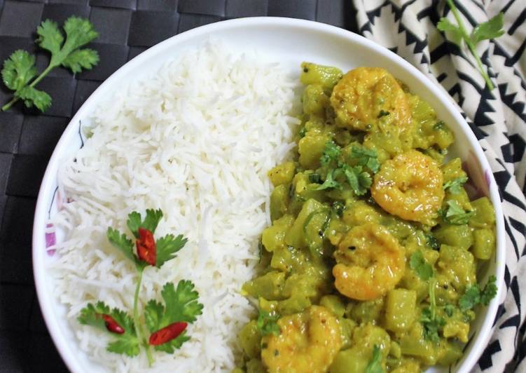 How to Make Homemade Lau Shorshe Chingri (Bottle Gourd cooked with Prawns &amp; Mustard Paste)
