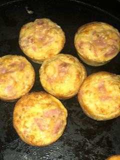 Una foto de Muffin de jamón y queso😋