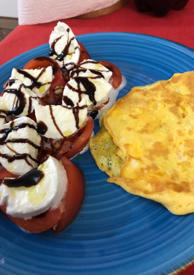 Una foto de Ensalada de tomate y tortilla
