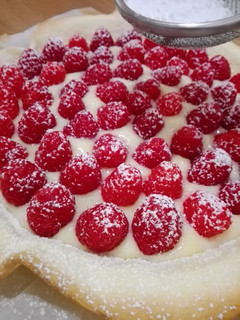 Una foto de Tarta ácida de frambuesas con crema de polenta (sin lactosa)