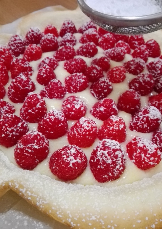 Una foto de Tarta ácida de frambuesas con crema de polenta (sin lactosa)