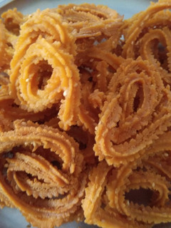 ચકરી(Chakri Recipe in Gujarati) રેસીપી મુખ્ય ફોટો