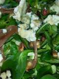 Ensalada con roquefort, anchoas y granada