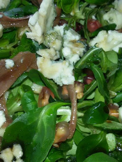 Una foto de Ensalada con roquefort, anchoas y granada