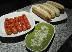 Una foto de Hot dog con salsa de cilantro