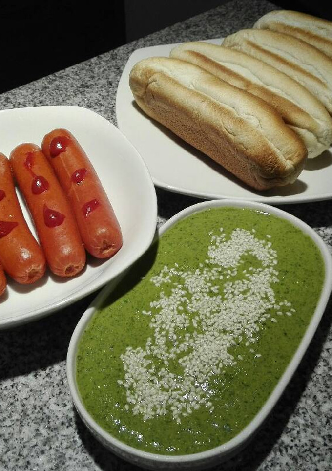 Una foto de Hot dog con salsa de cilantro
