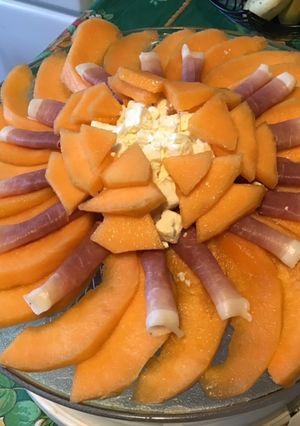 Une photo de Carpaccio « soleil » melon,jambon de la forêt noire et feta grecque