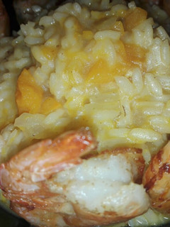 Una foto de Risotto de calabaza con colas de langostinos