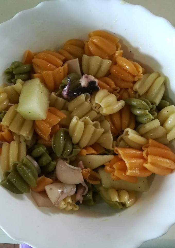 Una foto de Ensalada de pasta, sepia y melón