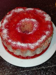 Una foto de Pudín de queso con sirope de fresa