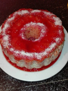 Una foto de Pudín de queso con sirope de fresa