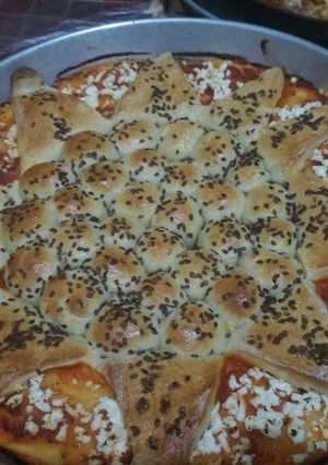 صورة لوصفة بيتزا بشكل جديد طعمها لذيذ زي شكلها 😋