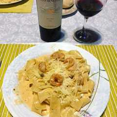 Una foto de Pappardelle con salsa de langostinos y alcaparras