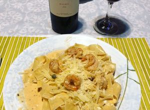 Una foto de Pappardelle con salsa de langostinos y alcaparras